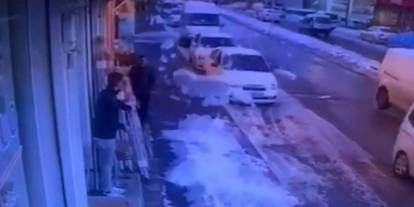 Gaziantep’te Mucize Kurtuluş: Çatıdaki "Kar Bombasını" Fark Etti, Hayat Kurtardı!