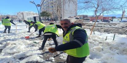 Şırnak’ta Kar Sonrası Seferberlik: Kaldırımlar Küreklerle Temizlendi