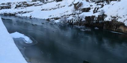 Soğuk hava Şırnak'ta Habur Çayı'nı dondurdu