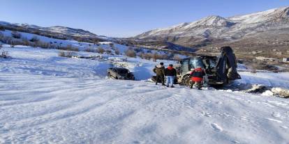 Şırnak'ta 3 metrelik karda elektrik mücadelesi