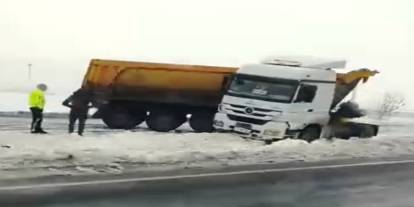 Diyarbakır'da aynı güzergahta 5 araç kazaya karıştı