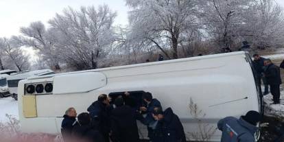 Kaygan Zemin Facia Getiriyordu! İşçi Servisi Şarampole Devrildi