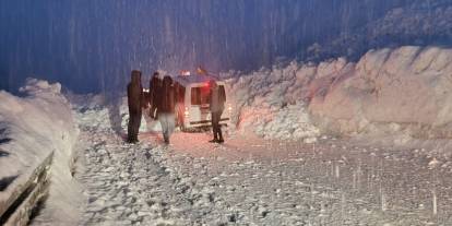 Hakkari-Van yolunda iki çığ arasında kalan 5 araç kurtarıldı