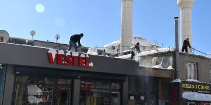 Beytüşşebap'ta damlarda biriken kar temizleniyor