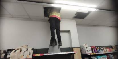 Havalandırma boşluğunda mahsur kalan kediyi itfaiye kurtardı