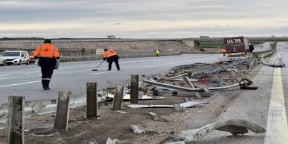 Tır bariyerleri kağıt gibi ezdi