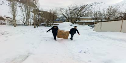 Polis memuru Şahin’den engelli vatandaşa anlamlı hediye