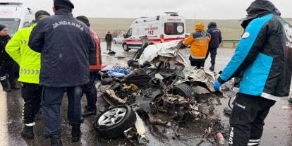 Feci kaza! Otomobil Kağıt Gibi Ezildi