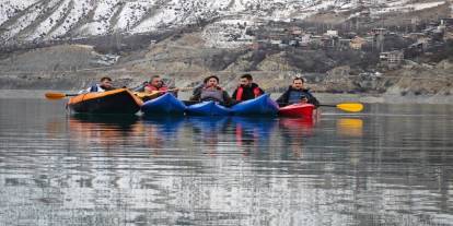 Tortum Gölü'nde kano üzerinde sazlı sözlü eğlence