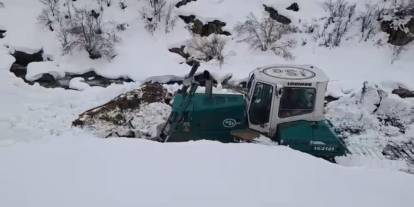 Kar Değil Adeta Duvar! Ekiplerin Metrelerce Yüksekteki Kar Mesaisi