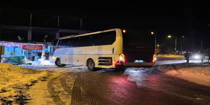 Buzlu Yolda Kontrolden Çıktı! Sürücüler Dikkat: Ölümle Burun Buruna Geldiler