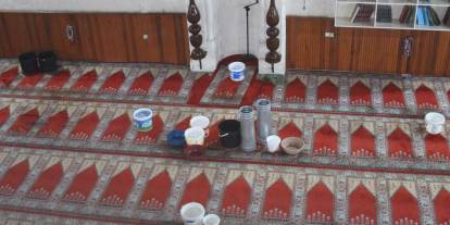 201 yıllık camide su damlamasına kovalı önlem: Caminin içi kovalarla doldu