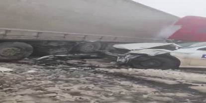 Diyarbakır'da buz tutan yolda zincirleme kaza: 3 yaralı