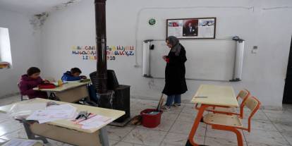 Elleriyle Odun Kırıp Sobayı Yakıyor! Adana'nın Zirvesinde Bir "Süper Kahraman"