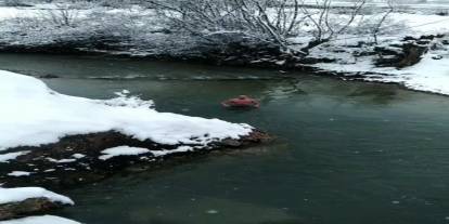 Tunceli’de sıra dışı anlar: Aynı vadide su samurları ve buz gibi suda yüzen gençler dikkat çekti