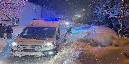 Bitlis'te Zamanla Yarış! Kar Esaretindeki Köyden Hastaneye Hayat Köprüsü