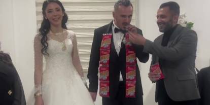 Böyle Düğün görülmedi! Altın yerine Damada Paketlerce Çubuk Kraker taktılar