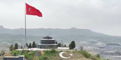 Şırnak Valiliği’nden Cudi Dağı Eteklerinde Dalgalanan Dev Bayrak Paylaşımı