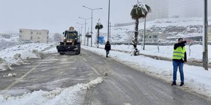 Cizre’de Beyaz Esaret: Belediye Ekipleri Kar Mesaisinde