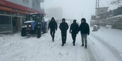 Kar Esaretine Yerinde Müdahale! Hem Yolları Açtırdı Hem Esnafın Derdini Dinledi