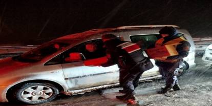 "Yalnız Değilsiniz" Dediler, Dondurucu Soğukta Hızır Gibi Yetiştiler! Mahsur Kalanlara Sıcak El