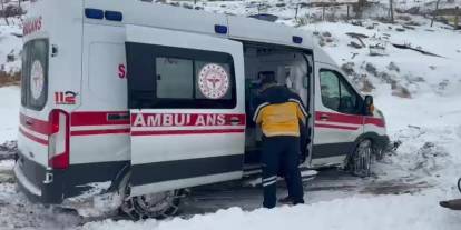 Zamana Karşı Hayat Nöbeti! Dev Kar Kütlelerini Yarıp Ambulansa Yol Açtılar