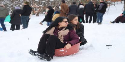 Lüks Takımları Unutun! Pistte Leğen Ve Bidonlu Yarış: Görenler Gözlerine İnanamadı