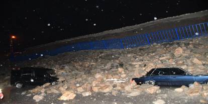 İstinat duvarının park halindeki araçların üzerine çöktü