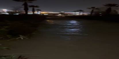 Kuşadası'nda dere taştı, alışveriş merkezi sular altında kaldı