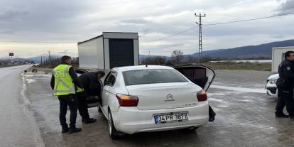 Tokat’ta uygulama noktasında bir araçta kaçak göçmen yakalandı