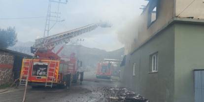 Hatay’da 2 katlı müstakil ev alevlere teslim oldu