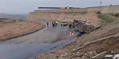 Cizre’de Korkutan Kaza: Asfalt Yüklü Tanker Virajda Devrildi!