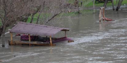 Yeşilırmak Nehri’nde su seviyesi 2 metreye kadar yükseldi, piknik masaları akıntıya kapıldı
