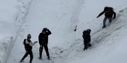 Yüksekova'da tepsilerle kayak keyfi: Kayan bir daha kaymak istedi