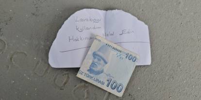 Camide tuvaleti kullandı, notla birlikte para bıraktı