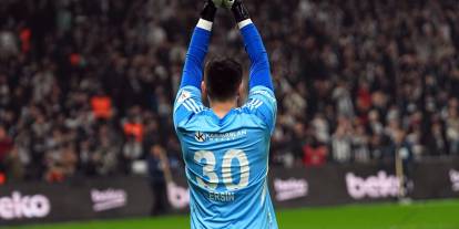 Beşiktaş taraftarından kaleci Ersin'e önce tepki, sonra destek