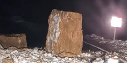 Şırnak’ta Aşırı Yağış Sonrası Dev Kayalar Yolu Kapattı