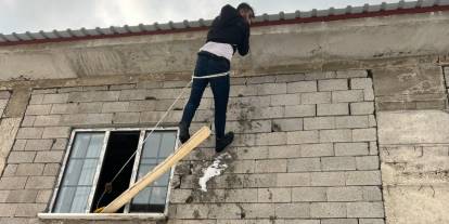 Yüksekova’da Çatıda asılı kalan vatandaşı kurtarmak için zamanla yarıştılar