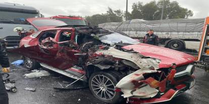 Tıra arkadan çarpan lüks otomobil hurdaya döndü: 2 yaralı