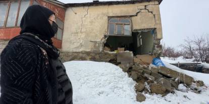 Duvarı yıkıldı Deprem Sandılar, korkudan dışarı kaçtılar