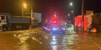 Alanya'da Oba çayı taştı, caddeler sular altında kaldı