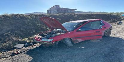 Yoldaki Gizli Tehlike Dehşet Saçtı! Çukura Giren Otomobil Şarampole Uçtu