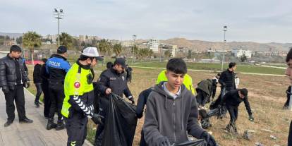 Cizre’de Lise öğrencileri Polislerle birlikte Çevreyi temizledi