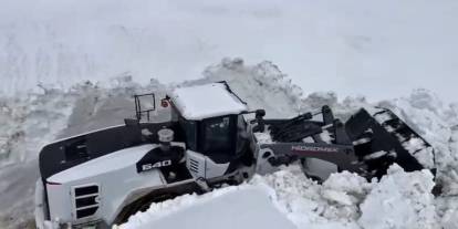 Boyu 2 Metreyi Aştı, Ekipler Pes Etmedi! Dev Kar Kütlelerine Karşı "Beyaz" Mesai