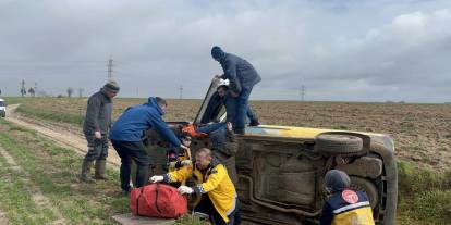Görev Yolunda Talihsiz Kaza! Kargo Aracı Metrelerce Kayarak Devrildi