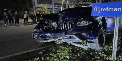 Direksiyon Hakimiyetini Kaybetti, Ağaca Çarptı!