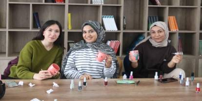 Öğrenciler kupa boyama etkinliğinde bir araya geldi