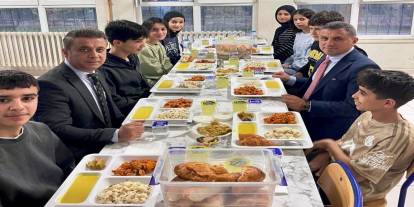 Silopi’de Anlamlı İftar: İl Milli Eğitim Müdürü İdris Nas Öğrencilerle Aynı Sofrada