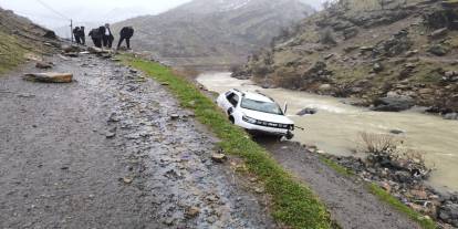 Şırnak’ta Feci Kaza: Otomobil Uçuruma Yuvarlandı, 2 Kişi Yaralandı