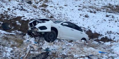 Elazığ’da Otomobil Şarampole Devrildi: 2 Kişi Yaralandı